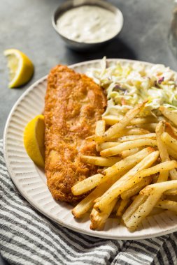 Ev yapımı kızarmış balık, lahana salatası ve patates kızartması.