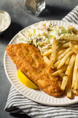 Ev yapımı kızarmış balık, lahana salatası ve patates kızartması.