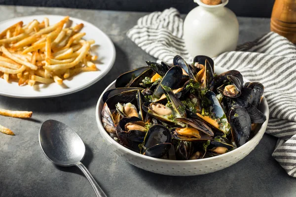 Σπιτικά Moules Frites Μύδια Και Πατάτες Λευκή Σάλτσα Οίνου — Φωτογραφία Αρχείου