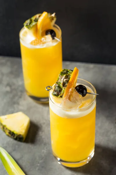 Uppfriskande Boozy Gul Fågelcocktail Med Rom Och Ananas — Stockfoto