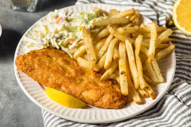 Ev yapımı kızarmış balık, lahana salatası ve patates kızartması.