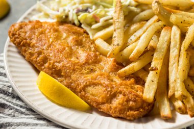 Ev yapımı kızarmış balık, lahana salatası ve patates kızartması.