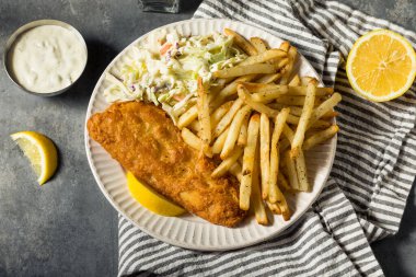 Ev yapımı kızarmış balık, lahana salatası ve patates kızartması.