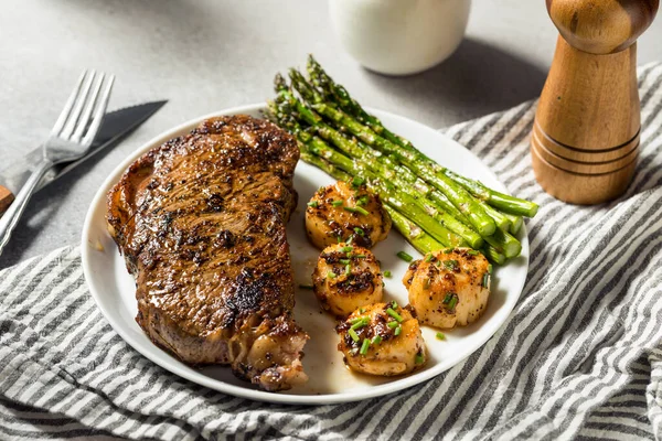 Domácí Steak Hřebenatky Surf Turf Chřestem — Stock fotografie