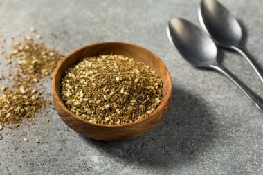 Çiğ Organik Zaatar Bir Kasede Baharatlar