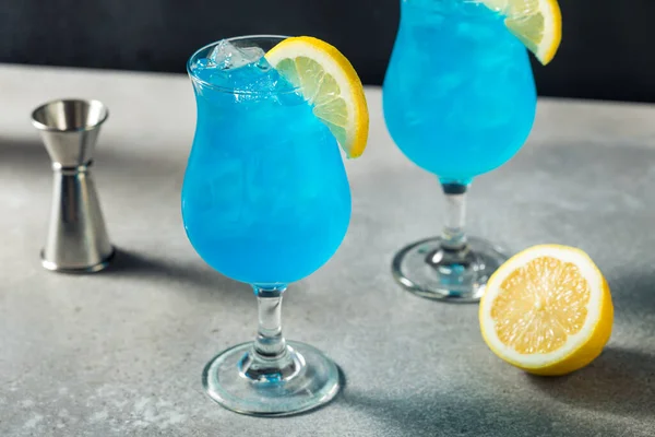 Verfrissende Boozy Blue Hawaii Cocktail Met Citroen — Stockfoto