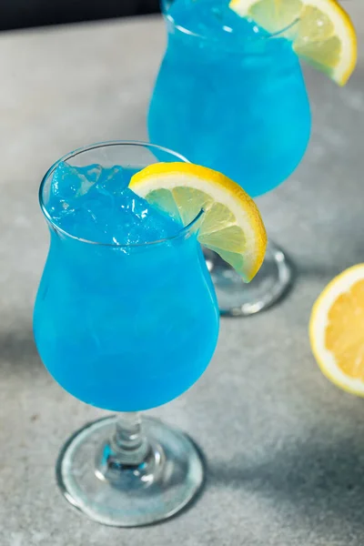 爽やかなBoozy Blue Hawaiiカクテルとレモン — ストック写真