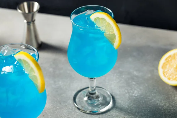 Освежающий Коктейль Boozy Blue Hawaii Лимоном — стоковое фото