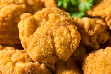 Ev yapımı kızarmış tavuk ve ketçaplı patates kızartması.