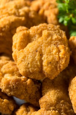 Ev yapımı kızarmış tavuk ve ketçaplı patates kızartması.