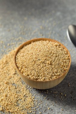 Bir kâsede organik beyaz kinoa taneciği