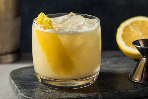 Boozy Uppfriskande Scotch Sour Med Citron Och Syrup — Stockfoto