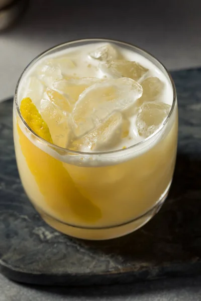 Boozy Uppfriskande Scotch Sour Med Citron Och Syrup — Stockfoto