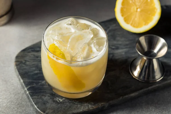 Boozy Uppfriskande Scotch Sour Med Citron Och Syrup — Stockfoto