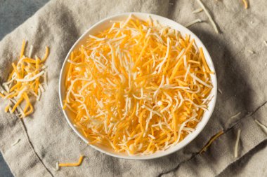 Parçalanmış organik Meksika Peyniri Kasede Karıştırılmış