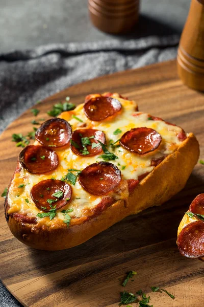 Pão Caseiro Piza Pepperoni Com Manjericão — Fotografia de Stock