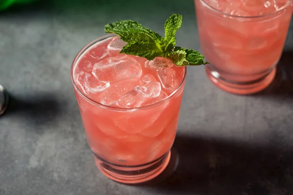 Menyegarkan Air Panas Soju Cocktail Dengan Mint — Stok Foto