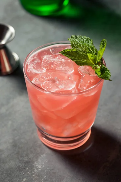 Verfrissende Boozy Watermeloen Soju Cocktail Met Munt — Stockfoto