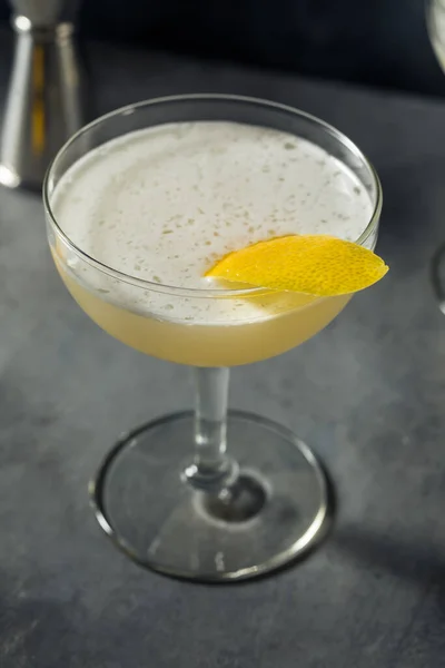 Uppfriskande Boozy Koreanska Soju Sour Cocktail Med Citron — Stockfoto