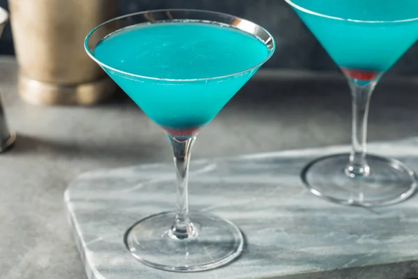 Boozy Uppfriskande Blå Martini Cocktail Med Körsbärsgarnering — Stockfoto