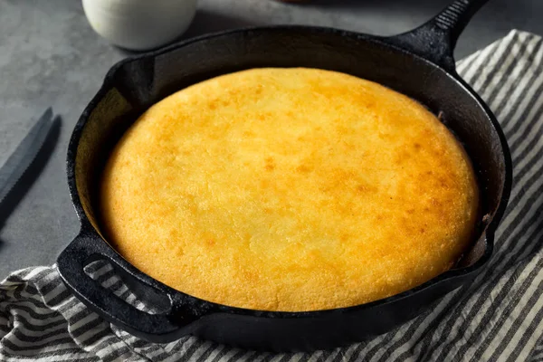 Doce Caseiro Skillet Cornbread Pronto Para Comer — Fotografia de Stock