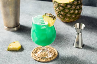 Mavi Hawaii Kokteyli ve Ananaslı İçki Tazeleyici