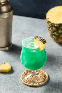 Mavi Hawaii Kokteyli ve Ananaslı İçki Tazeleyici