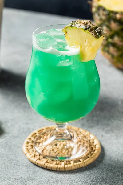 Bebida Refrescante Azul Hawaii Cocktail Com Abacaxi — Fotografia de Stock