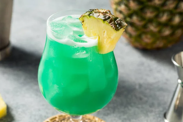 Alkohol Orzeźwiający Blue Hawaii Koktajl Ananasem — Zdjęcie stockowe