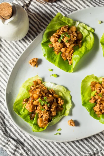 Caseiro Ground Chicken Asian Lettuce Wraps Com Castanhas — Fotografia de Stock