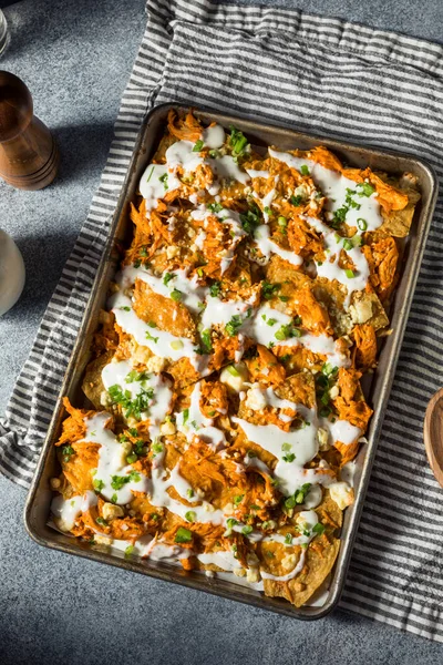 Hemlagad Buffalo Kyckling Nachos Med Ranch Och Lök — Stockfoto