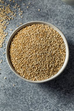 Kase içinde çiğ organik beyaz kinoa taneciği