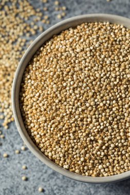 Kase içinde çiğ organik beyaz kinoa taneciği