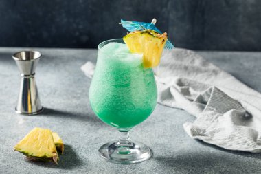 İçkileri İçelim Donmuş Mavi Hawaii Kokteyli Ananas ve Rom ile