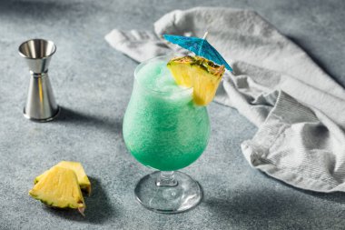 İçkileri İçelim Donmuş Mavi Hawaii Kokteyli Ananas ve Rom ile