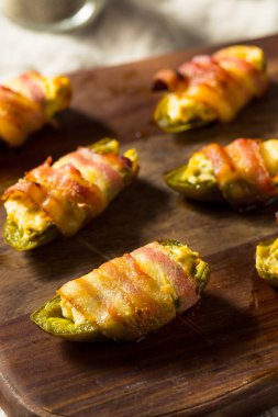Ev yapımı jambon, krem peynirli Jalapeno Poppers.