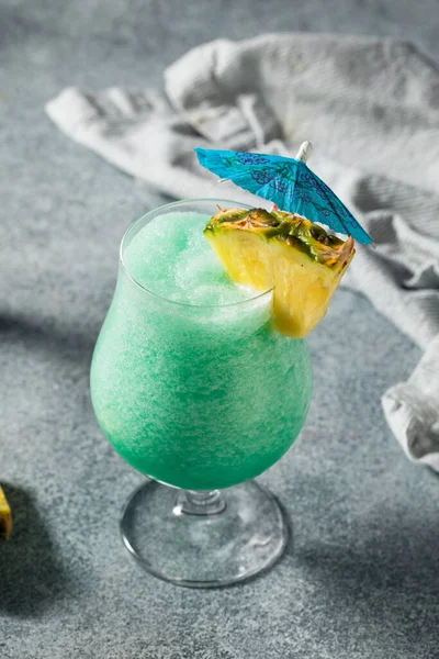 Ποτό Δροσιστικό Παγωμένο Μπλε Κοκτέιλ Χαβάη Ανανά Και Ρούμι — Φωτογραφία Αρχείου