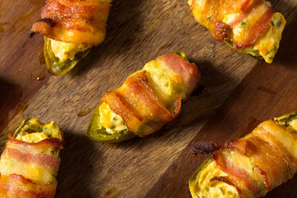 Zelfgemaakte Bacon Verpakt Jalapeno Poppers Met Cream Cheese — Stockfoto