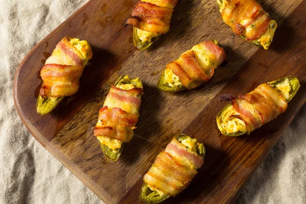 Kotitekoinen Pekoni Kääritty Jalapeno Poppers Kermajuusto — kuvapankkivalokuva