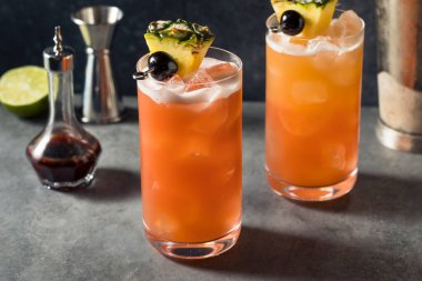 İçki Singapur Kokteyli 'ni limon ve rom ile tazeliyorum.