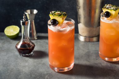 İçki Singapur Kokteyli 'ni limon ve rom ile tazeliyorum.