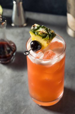 İçki Singapur Kokteyli 'ni limon ve rom ile tazeliyorum.