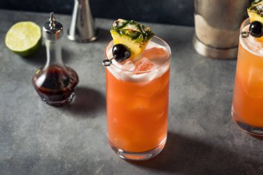 İçki Singapur Kokteyli 'ni limon ve rom ile tazeliyorum.