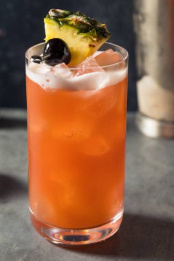 İçki Singapur Kokteyli 'ni limon ve rom ile tazeliyorum.