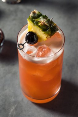 İçki Singapur Kokteyli 'ni limon ve rom ile tazeliyorum.