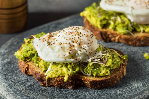 Hausgemachter Gesunder Avocado Toast Mit Pochiertem Und Sprossen — Stockfoto