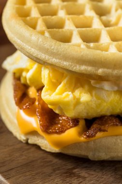 Ev yapımı Sağlıklı Waffle Kahvaltı Yumurtalı Sandviç Pastırma ve Peynirli