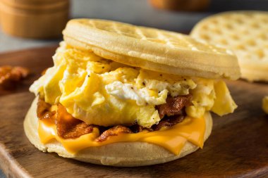 Ev yapımı Sağlıklı Waffle Kahvaltı Yumurtalı Sandviç Pastırma ve Peynirli