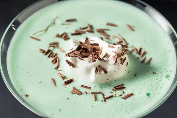 Boozy Frozen Mint Chocolate Chip Martini Mit Schlagsahne — Stockfoto