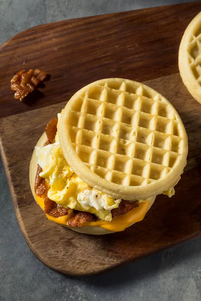 Yapımı Sağlıklı Waffle Kahvaltı Yumurtalı Sandviç Pastırma Peynirli — Stok fotoğraf